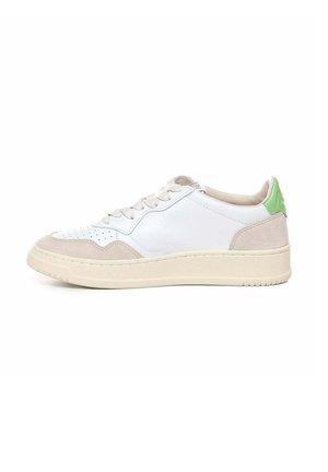 Sneaker in pelle bianca e camoscio beige con suola crema e linguetta verde sul tallone, mostrata di profilo su sfondo bianco.