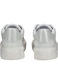 Sneaker bianco con tomaia in pelle liscia e collo imbottito. Presenta una suola spessa bianca e accenti lucidi contrastanti sul tallone.