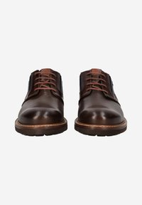 Chaussures en cuir marron avec des bouts ronds, lacets marron et un panneau latéral bleu contrastant. Semelles en caoutchouc avec des détails de couture le long du bord.