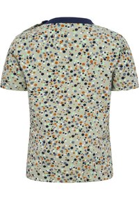 Kortærmet t-shirt i lys grøn med et flerfarvet prikkemønster, der har en marineblå halskant og en sikker trykknaplukning på skulderen.