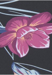 Rosa florales Muster mit strukturierten Blütenblättern und Blättern auf schwarzem Hintergrund. Das Design enthält hellblaue und grüne Akzente.