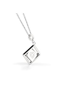 Zilveren hanger ketting met een rechthoekige vorm, voorzien van een zwarte accent en een gegraveerd logo binnen een transparant ontwerp. Ketting gemaakt van aan elkaar linkende zilveren schakels.