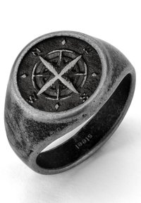 Zwart metalen ring met een ronde schijf en een verhoogd kompasontwerp met diamanten accenten. Eenvoudige band met een licht gestructureerde afwerking.