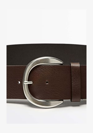 Dunkelbrauner Ledergürtel mit einer runden silbernen Metallschnalle und einer passenden Lederschlaufe auf einem weißen Hintergrund.