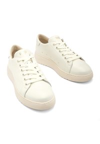 Białe skórzane sneakersy z okrągłym noskiem, sznurowanym zapięciem, niskim profilem, teksturowanym wykończeniem i subtelnymi detalami w szwie. Miękka kremowa gumowa podeszwa.