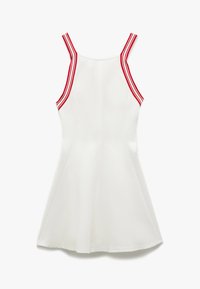 Weißes ärmelloses Kleid mit schwingendem Rock, ausgestattet mit rot-weiß gestreiften Trägern. Glatte Textur, klares Design und schlichte Silhouette.