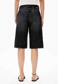 Donkerdenim Bermuda shorts met een rechte snit, voor- en achterzakken, en een gevoerde tailleband, met een ongeafwerkte zoomafwerking.