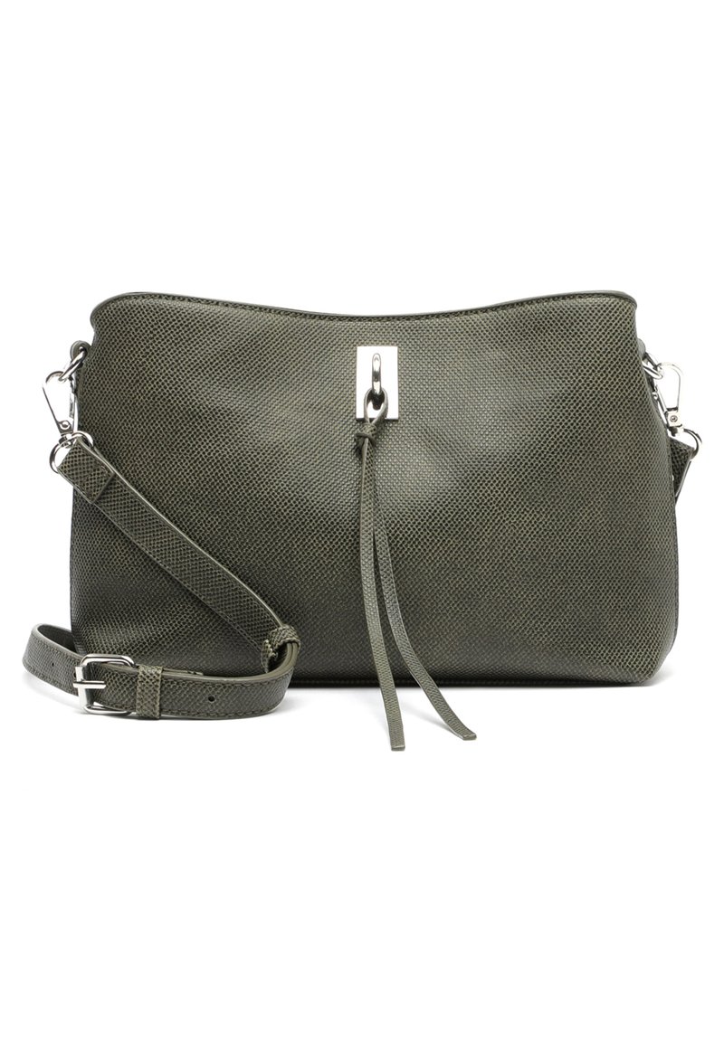 Borsa rettangolare di colore verde oliva realizzata in materiale testurizzato, con chiusura in metallo argentato, tracolla lunga e regolabile, e dettaglio a frangia aggiuntivo.