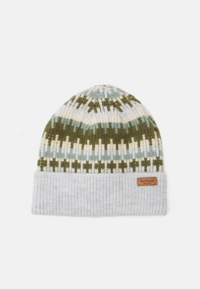 Gorro de malha em verde, azul e creme com padrões geométricos, apresentando um punho canelado cinza claro e um rótulo de couro castanho.