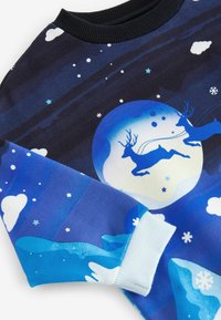 Felpa blu e nera con motivo del cielo notturno, renne e nuvole; tessuto morbido con colletto e polsini a coste.