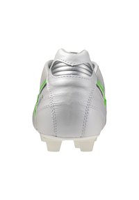 Klargörningsskor med en silverfärgad läderöverdel, gröna detaljer, ruggad grå krage och vita gummistuds på yttersulan för bra grepp.