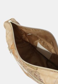 Borsa beige con un design stampato di una mappa, chiusura con zip e un interno in tessuto satinato. Include un piccolo etichetta all'interno.