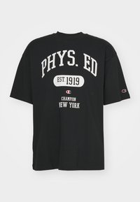 Černé bavlněné tričko s krátkým rukávem, na přední straně s bílým potiskem "PHYS. ED EST. 1919" a "CHAMPION NEW YORK".