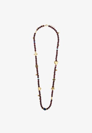 Długi naszyjnik składający się z bordowych koralików, przeplatanych złotymi charmsami w różnych kształtach, w tym serc, krzyży i gwiazd. Niebieskie koraliki akcentowe.