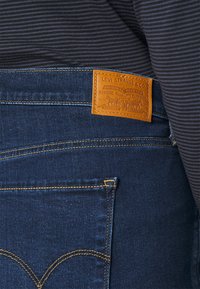 Levi's® Plus 724™ PL HR STRAIGHT - Calças de ganga de perna direita - blue denim