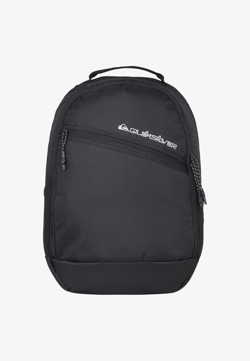 Svart ryggsäck med en slank design, tillverkad av slitstarkt tyg, med en framficka med dragkedja och logodetalj.