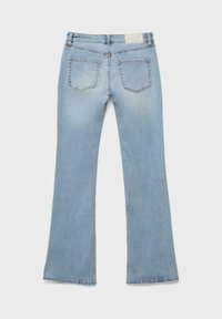 Lichtblauwe spijkerbroek met een lichte uitlopende pijp, twee achterzakken, broekriemlussen en een licht label op de tailleband.