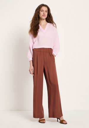 MIT WEITEM BEIN - Stoffhose - dark mocca