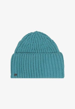 Teal gebreide beanie met ribbeltextuur en een klein rond zilveren embleem op de omgeslagen rand.