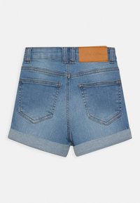 Pantalones cortos de mezclilla azul con puños enrollados, dos bolsillos traseros, presillas para cinturón y una etiqueta de marca de cuero marrón en la cinturilla.