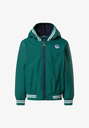 Giacca sintetica verde con cappuccio, fodera blu navy, cerniera frontale e polsini e orlo a coste a righe. Include un logo circolare sul petto.