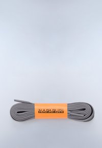 Lacci per scarpe grigi arrotolati con una fascia di carta arancione al centro con l'etichetta "NAPAPIJRI" su uno sfondo bianco.