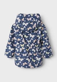 Marineblauwe jas met een vlinder- en bloemenpatroon. Het heeft een capuchon, een elastische tailleband en cuffs voor een snug fit.