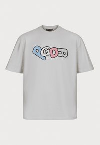 Camiseta de algodón gris de manga corta y cuello redondo con texto estilizado en azul, rosa y negro en el pecho.
