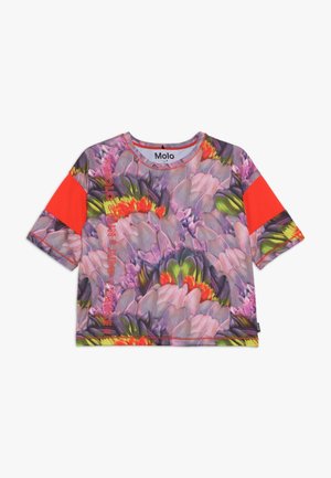 Kurzärmeliges T-Shirt mit einem lebhaften Blumenmuster in Lila, Pink und Grün, akzentuiert durch leuchtend rote Schultern und Logo-Details.