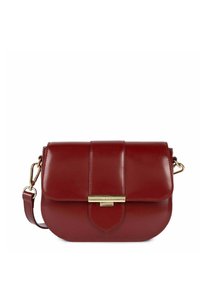 Borsa a tracolla rossa in pelle con una patta piatta, accessori in oro e chiusura a gancio. Presenta una forma strutturata e una tracolla rimovibile.