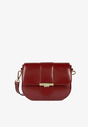 Borsa a tracolla rossa in pelle con una patta piatta, accessori in oro e chiusura a gancio. Presenta una forma strutturata e una tracolla rimovibile.