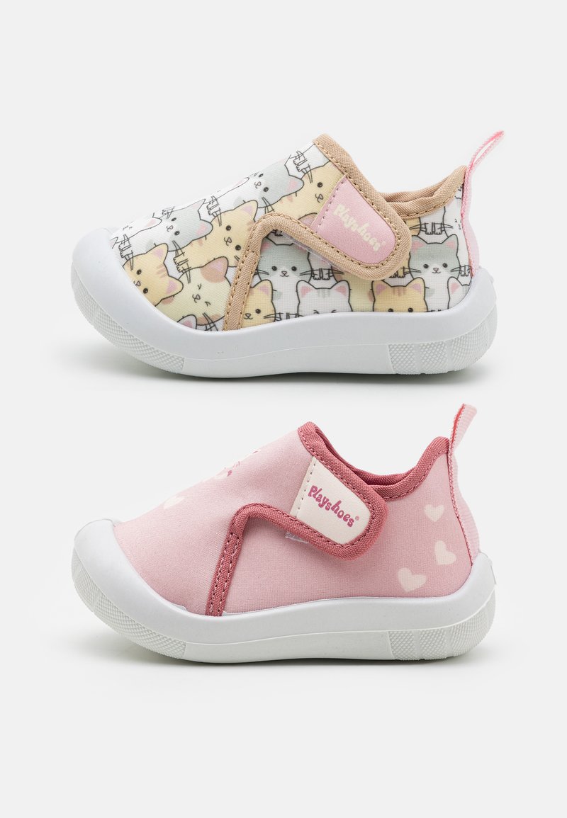 Spalvingi vaikiški slip-on batai, turintys šviesiai rožinę viršutinę dalį su širdelių motyvais ir kreminę viršutinę dalį su katės piešiniais. Patvarūs balti padai.