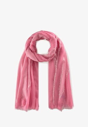 Zachte roze sjaal gemaakt van lichtgewicht stof, met een franjerand en een licht gestructureerd oppervlak, gerangschikt in een gedraaide lus.