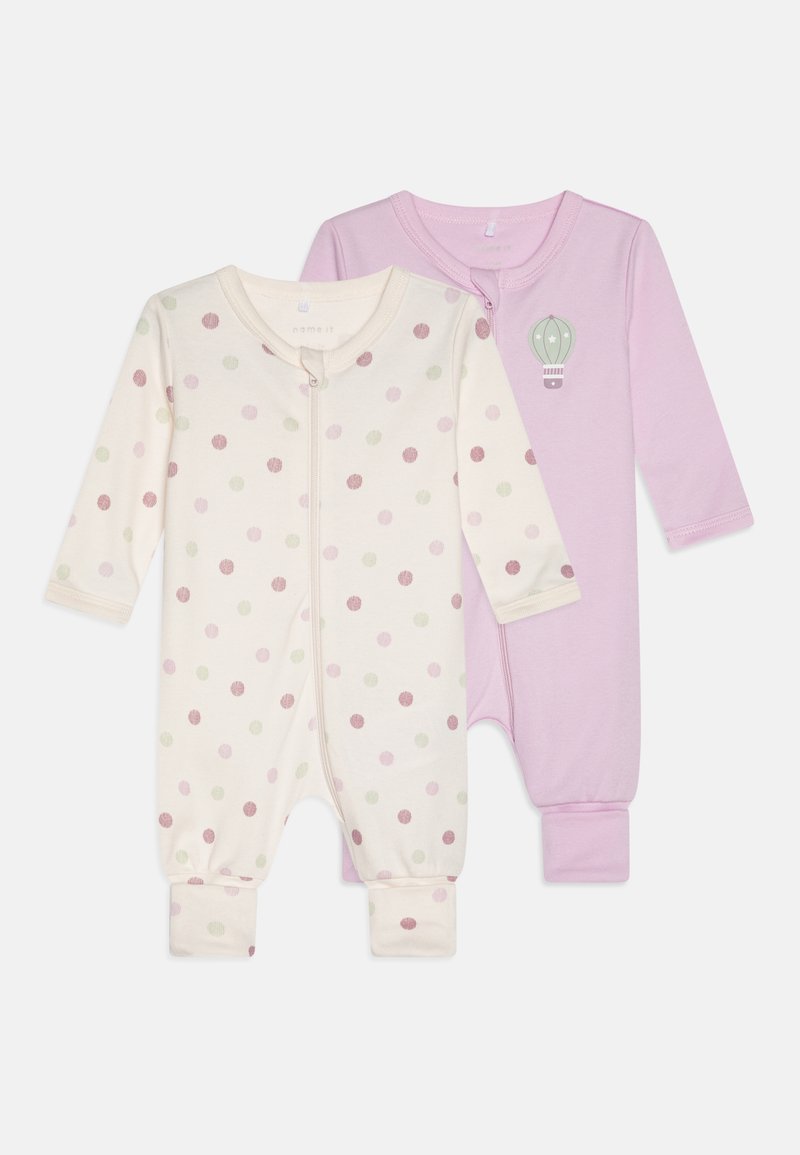 Deux grenouillères pour bébés : l'une crème avec des pois violets et verts, l'autre rose clair avec un motif de ballon. Les deux ont des manches longues et des poignets.