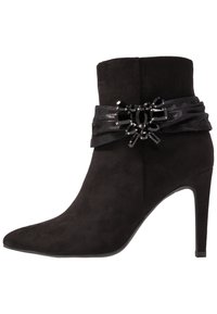 Botín de ante negro con punta afilada, diseño elegante y una correa decorativa alrededor del tobillo adornada con gemas negras.