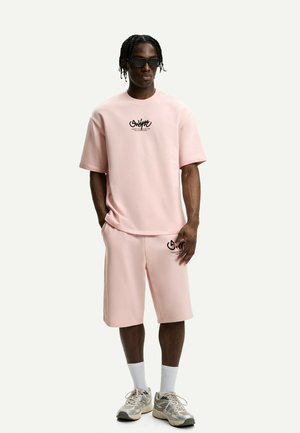 Bershka PLUSH WITH PRINT - BERMUDA - Tracksuit bottoms - light pink
