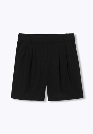 Short noir taille haute avec passants de ceinture, plis sur le devant, poches latérales et fermeture éclair à l'avant sur fond blanc uni.