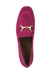 Fuchsia suède instapper met een goudkleurige paardenbitdetail, ronde neus en gestikte accenten. Het interieur heeft een bruine branding op de inlegzool.