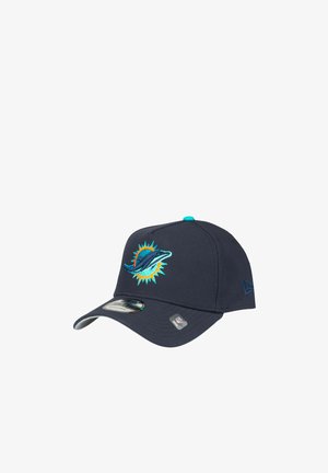 Casquette de baseball bleu marine avec le logo des Miami Dolphins comprenant un dauphin et une rayonnement solaire, visière avant et autocollants de la marque de l'équipe.