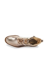 Botín de tobillo metálico color oro rosa con parte superior de cuero suave, suela de goma marrón y cordones marrones. Cuenta con una cremallera lateral y una lengüeta para facilitar el uso.