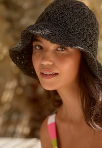 Next Hatt - black