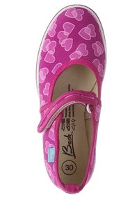 Rosa Leinenschuh mit Herzmuster, runder Zehenform und Klettverschluss über dem Spann. Größe 30 angegeben. Weiße Gummisohle.