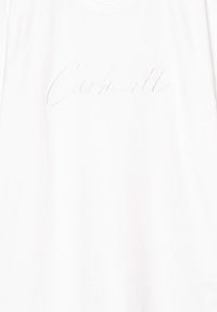 Biały t-shirt z okrągłym dekoltem i krótkimi rękawami. Na środku znajduje się wytłoczony napis "Carhartt". Gładka bawełniana tekstura.