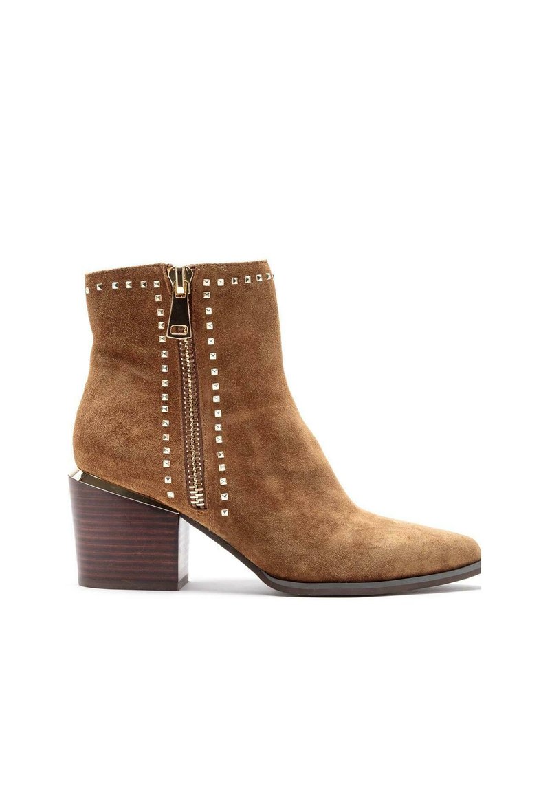 Braunes Wildleder-Ankle-Boot mit spitzem Zehenbereich, ausgestattet mit einem seitlichen Reißverschluss und dekorativen silbernen Nieten, auf einem mittelgroßen Blockabsatz.