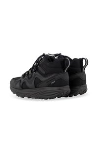 Chaussures de randonnée noires avec un mélange de matériaux synthétiques et de mesh, conçu en hauteur, œillets renforcés et semelles en caoutchouc texturé.