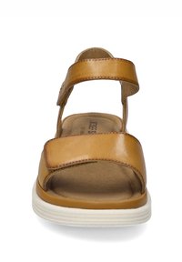 Brune lædersandaler med to stropper, åben tå-design og hvid, fleksibel sål. Har en tekstureret overdel og simpel spænde-lukning.