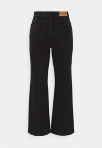 Schwarze, weit geschnittene Jeans aus Denim mit hoher Taille, zwei Gesäßtaschen und einem markierten Lederetikett am Bund.