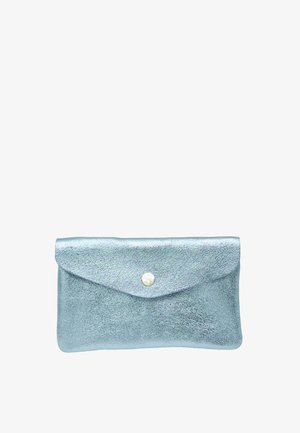 Pochette rectangulaire en métal argenté avec un rabat et une fermeture à bouton rond argenté unique.