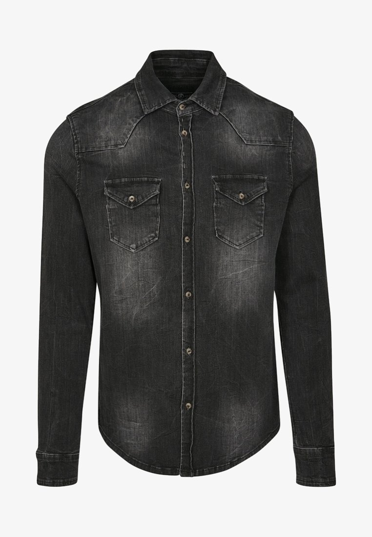 Chemise en denim noir délavé à manches longues avec devant boutonné, col pointu, et deux poches poitrine à rabat boutonnées.