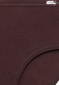 Brązowe bawełniane majtki hipster z gładką fakturą, miękką elastyczną gumką w pasie i małą kokardką z przodu.